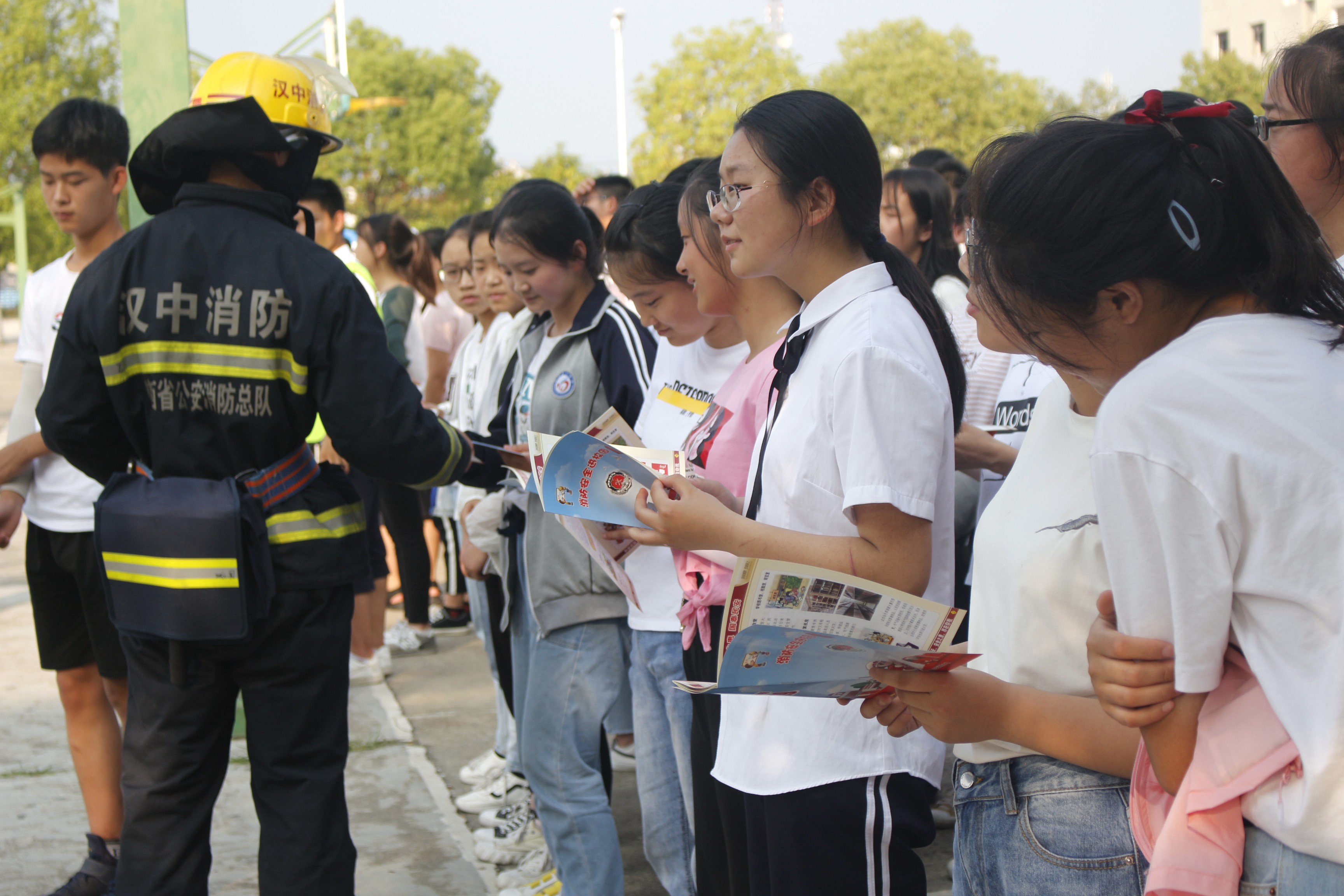 城固一中举行防患于未"燃"消防应急疏散演练