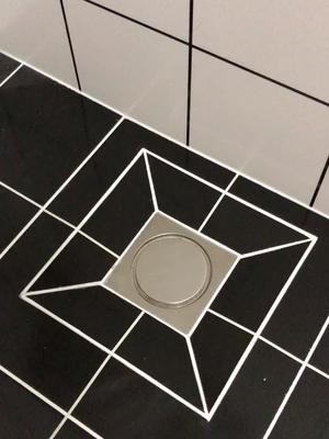 装修高手贴砖瓦工贴砖小细节地漏处让师傅给你做下拼花说不明白把视频