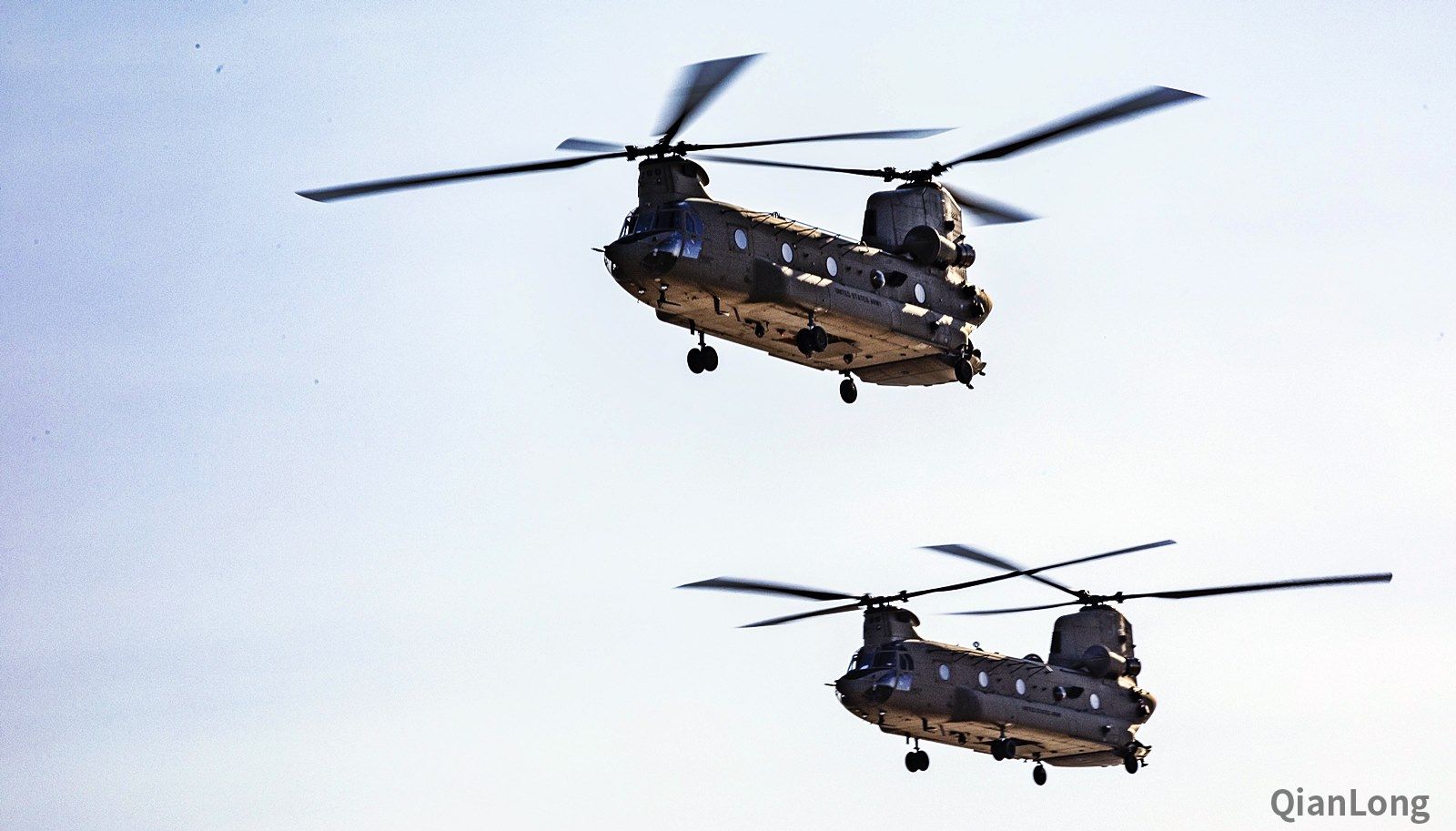 法兰西巡逻兵飞行表演队的"阿尔法喷气"教练机编队从活动现场上空飞过