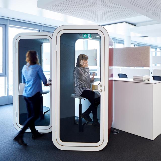 在电话亭中办公在办公室电话亭谈私密这个有意思