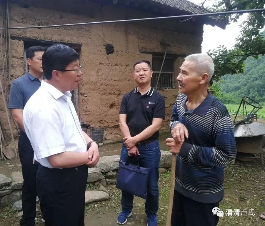 在朱阳关镇涧北沟村,乔建厚走访慰问了胡民政,胡会