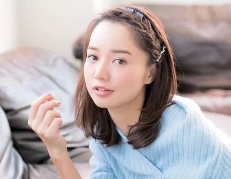 再选一条好看的丝巾将两股刘海都按照这个方法固定好后,然后用3根发卡