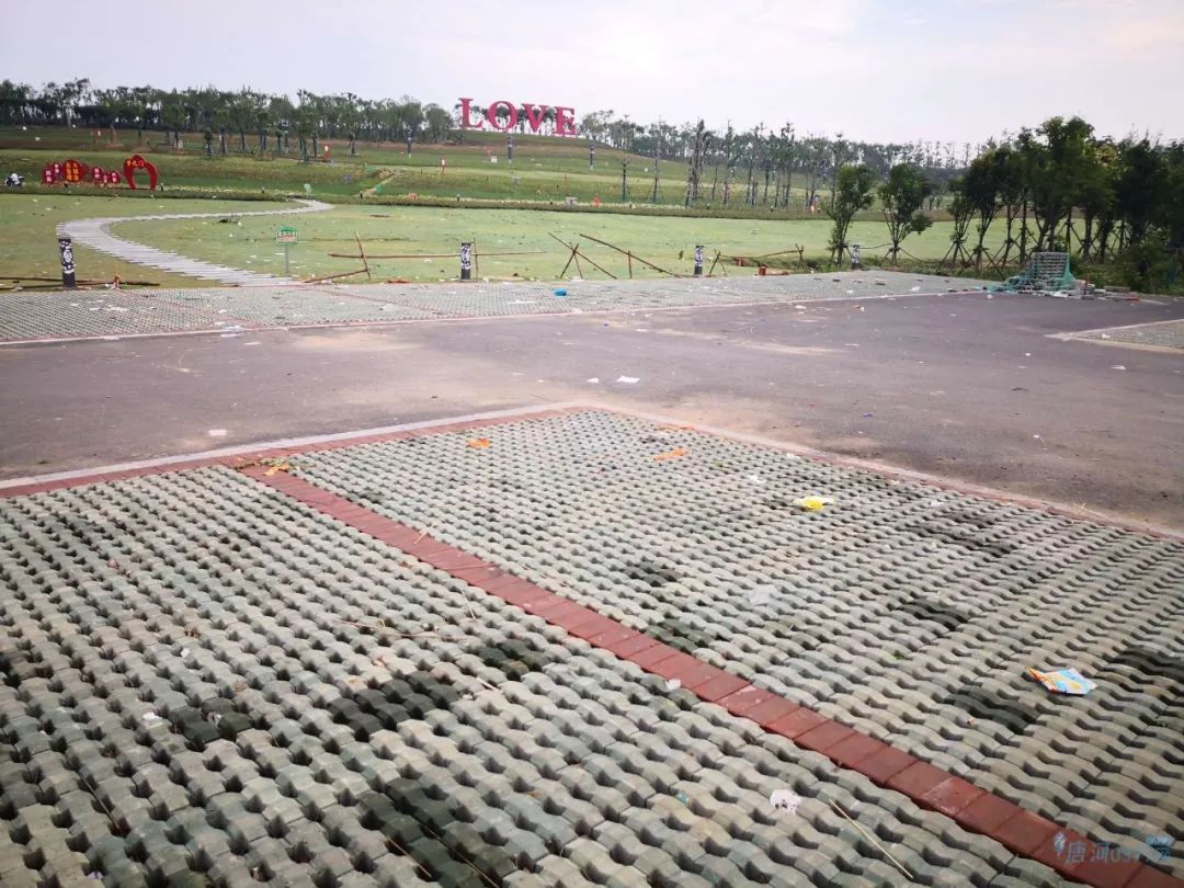 唐河爱之园公园垃圾遍地,是谁偷走了它的美丽?