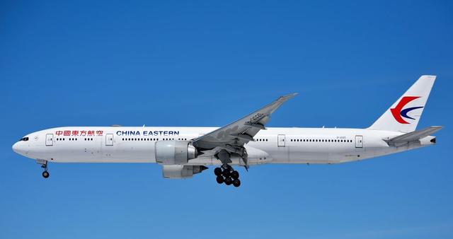 东航飞机小飞赶紧登入网站查询mu207航班的飞行轨迹,看看这架航班的