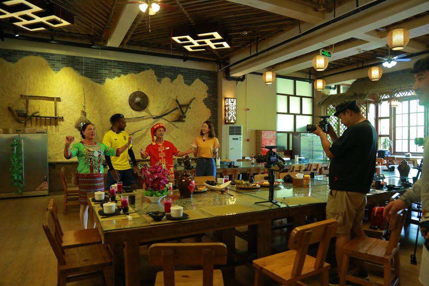 海南卫视取景槟榔谷 品味海南黎族特色美食"簸箕餐"