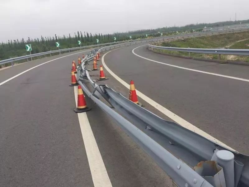 6月25日8时40分,直属支队四大队路政人员任建忠,李鹏在例行巡查中发现