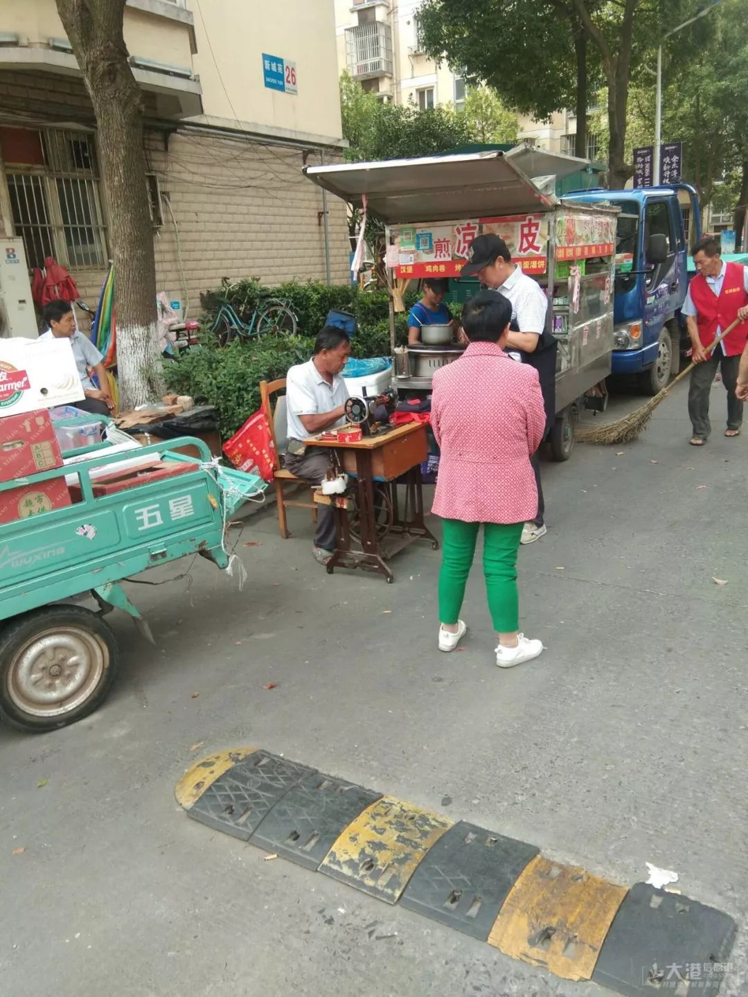 镇江新区大港某小区内全是摆摊小贩,严重影响.