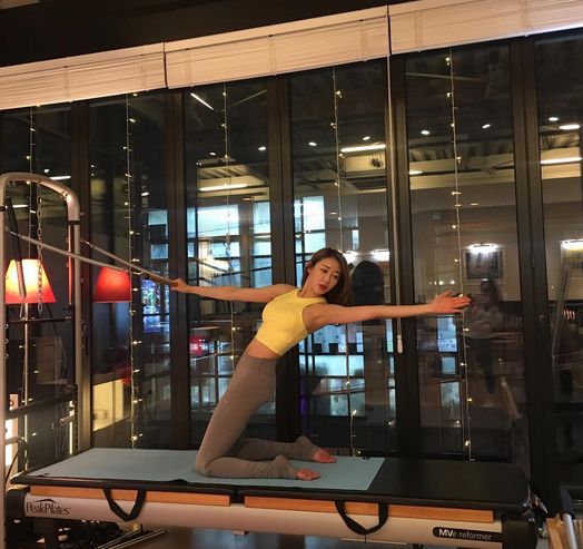 韩国瑜伽教练走红网络,身段窈窕迷人,粉丝们称其"瑜伽界柳岩"_朴英