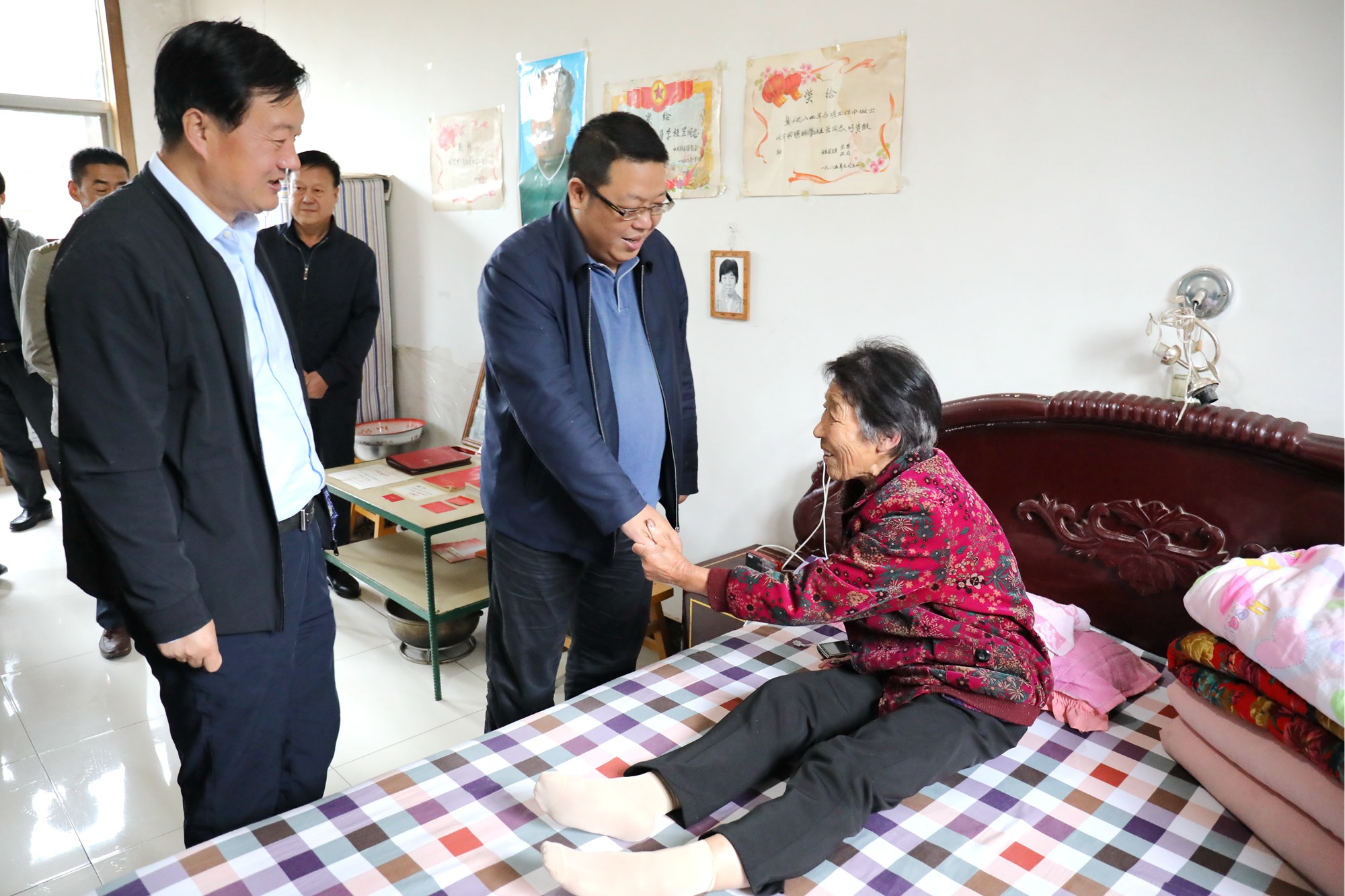 符红斌慰问崇信县老党员和生活困难党员