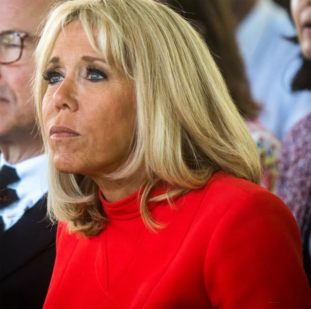 原创66岁布丽吉特访日与日本第一夫人脱鞋做盆景二人丝袜太抢镜