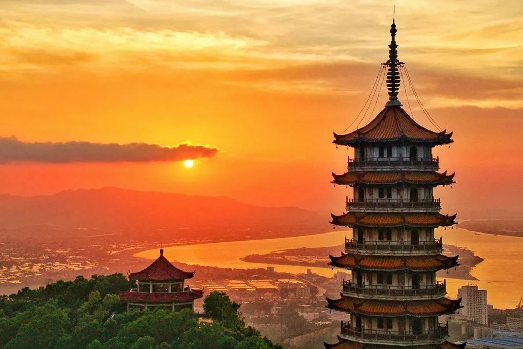 从山脚至峰顶,有雁山门,半山阁,海会寺,狮子峰,雁山平湖,日月峰,陆佑