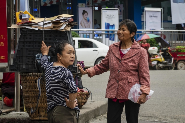 拍一小会儿这些街头的普通百姓