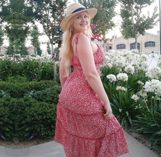 胖模坚持做瑜伽虽然重达150斤身形却有曲线感