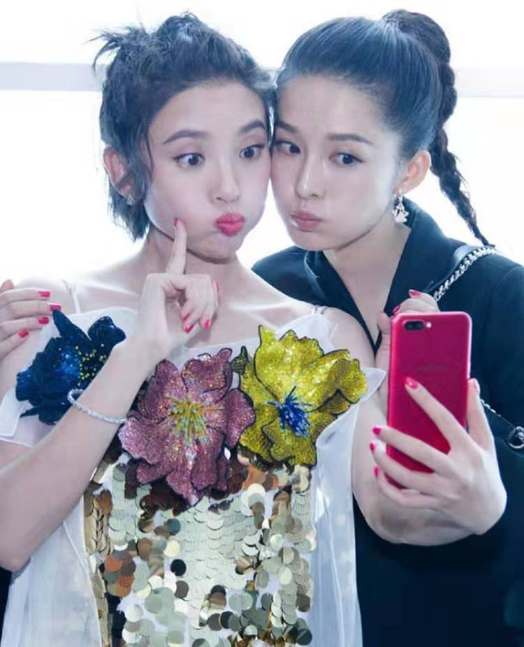 李沁当唐艺昕伴娘,浅蓝色针织衫 蓝色牛仔裤,十分的小清新