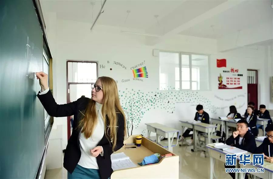 塔尼亚在珲春市职业高中给学生上俄语课(6月23日摄).