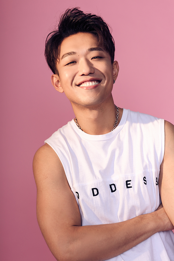 孟阿赛最新写真曝光 潇洒随性展现独特魅力