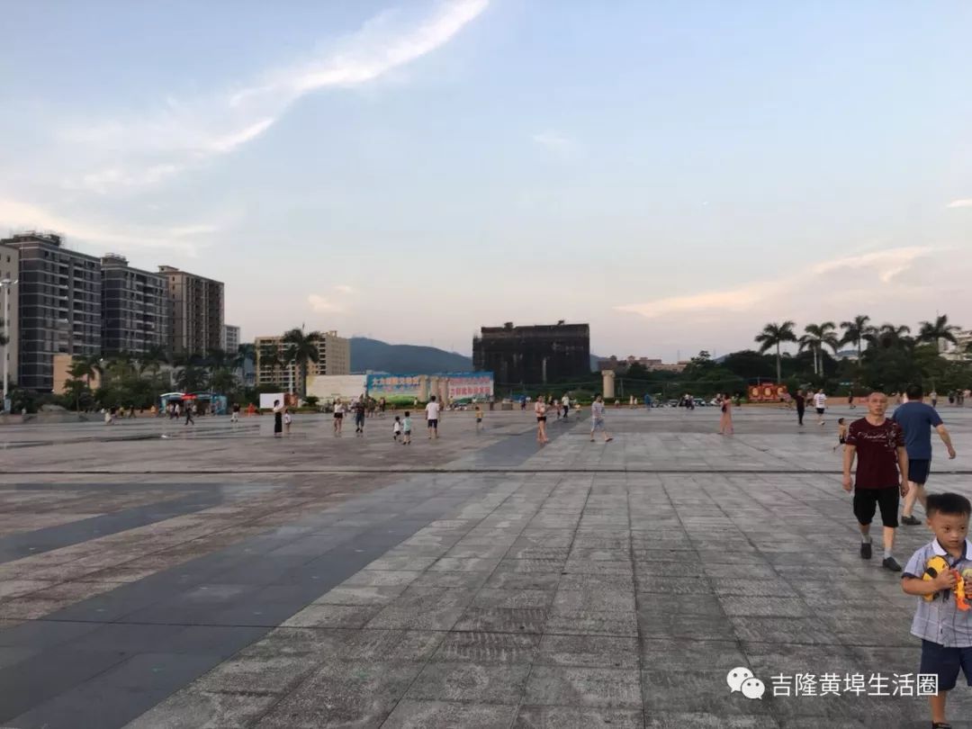 黄埠人民广场上的这些小贩被勒令._惠东