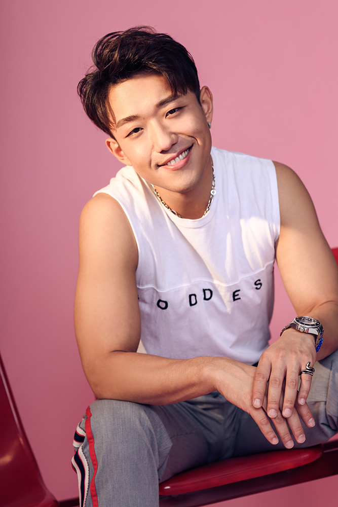 孟阿赛最新写真曝光 潇洒随性展现独特魅力