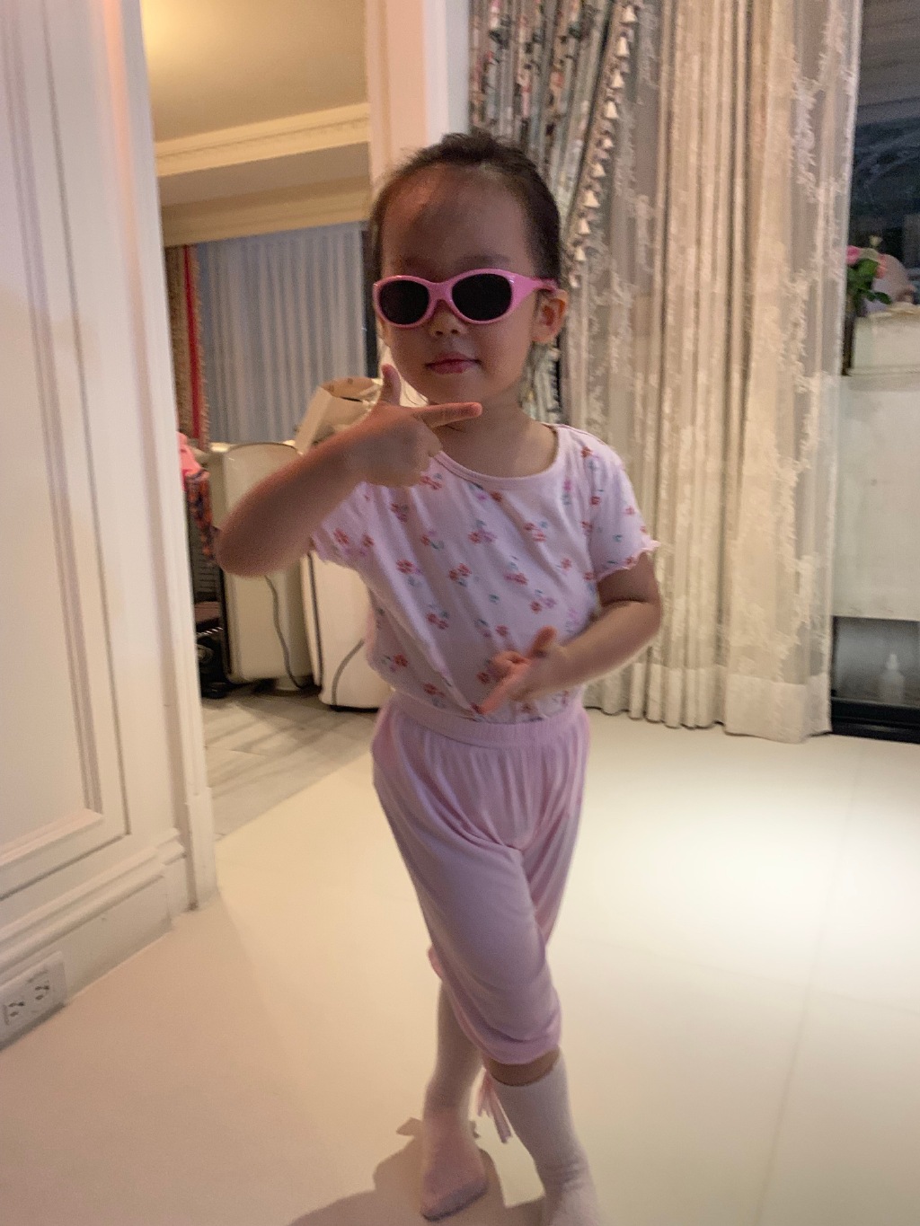 秦昊晒照为爱女庆生,米粒摆pose超可爱,但网友为宝贝发际线担忧