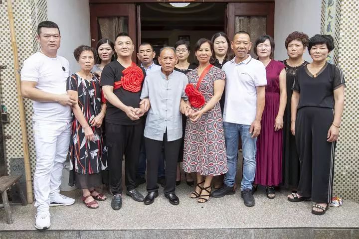 阿彩与同辈的兄弟姐妹,父亲相聚"太感动了,我都不想回去了.