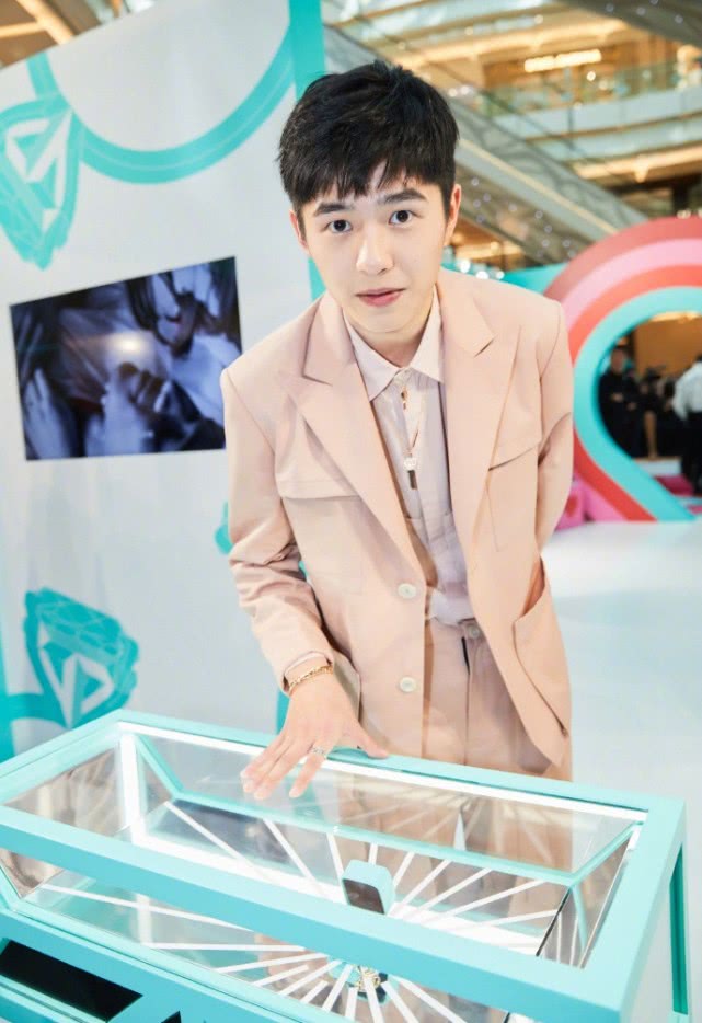 刘昊然:一身粉色套装穿出满满的少年感,喜欢这个虎牙小哥哥!