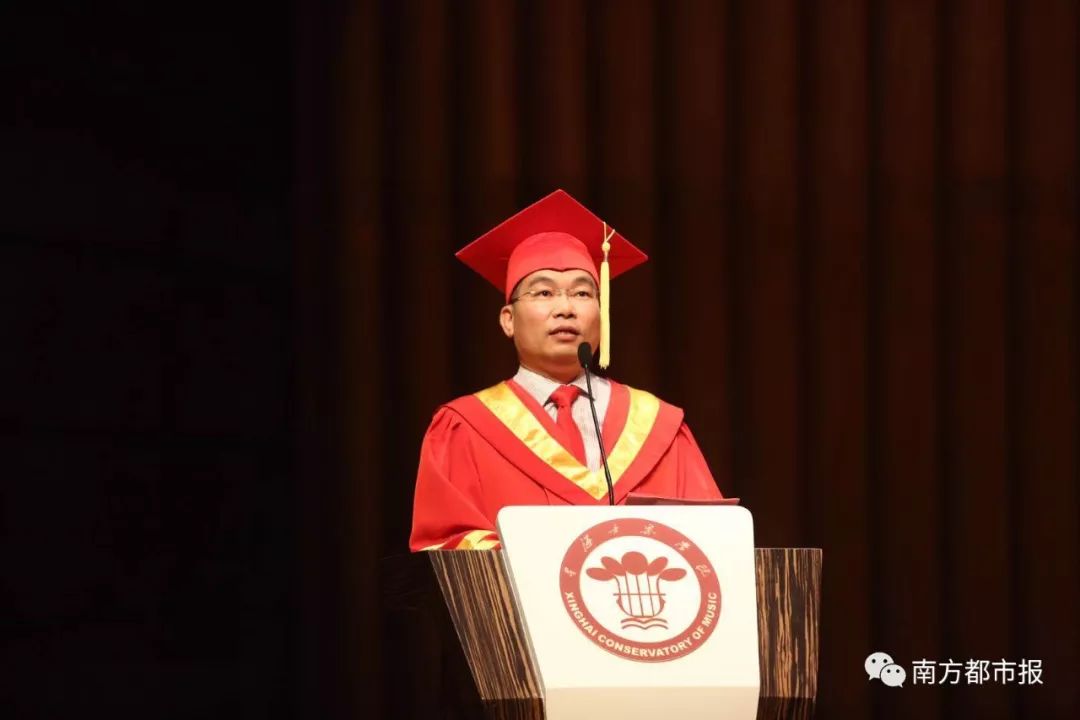 送上了四句话为即将离开母校的毕业生星海音乐学院院长蔡乔中仪式正式