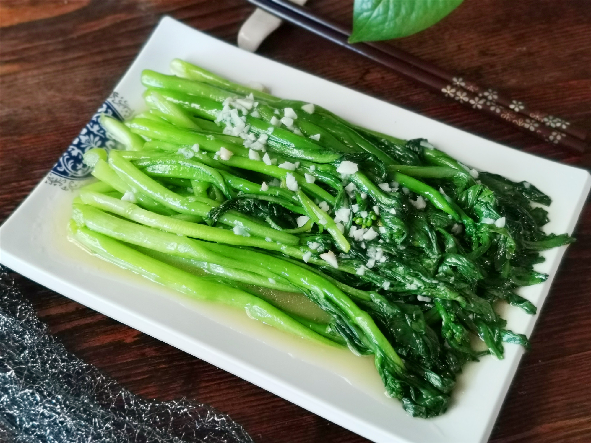 下入菜心,大火翻炒均匀,加入盐,少许鸡精,淋入适量水淀粉勾薄芡,大火