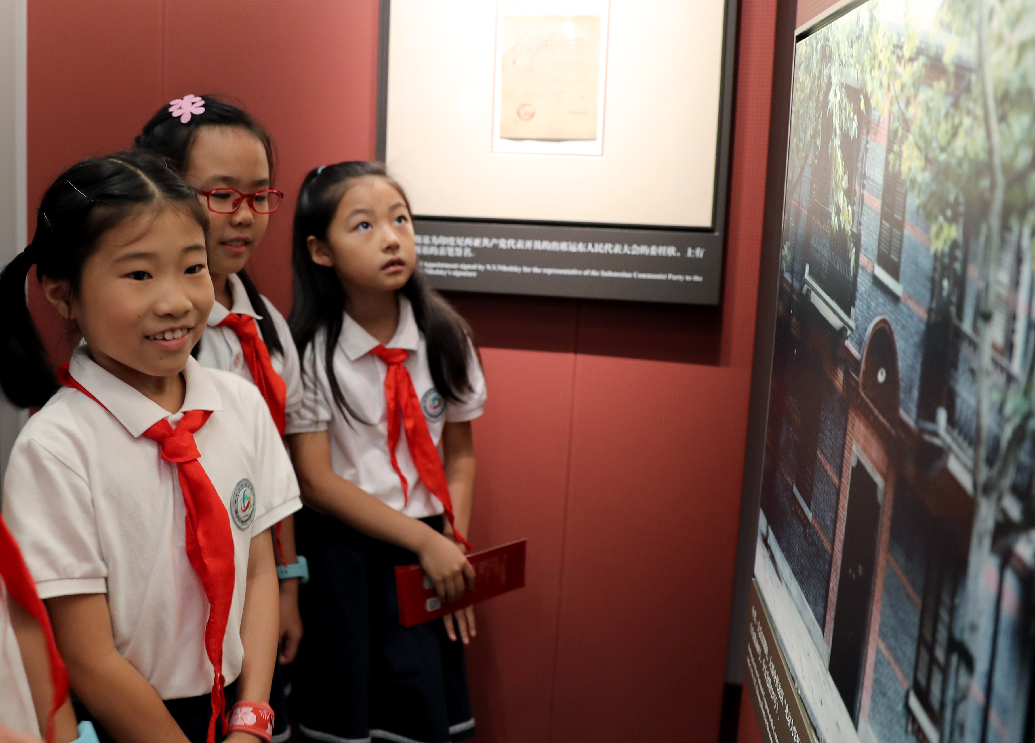 6月27日,上海市复旦万科实验学校的学生在中共一大会址纪念馆参观.