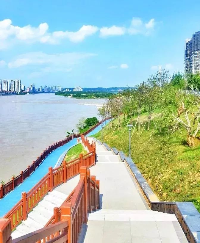 在亲水石滩戏水,看夕阳……你想要的休闲和运动,市民广场统统都给你