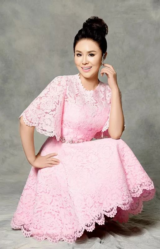 35岁乌兰托娅近照曝光原来她才是套马杆的原唱依然美的像20岁