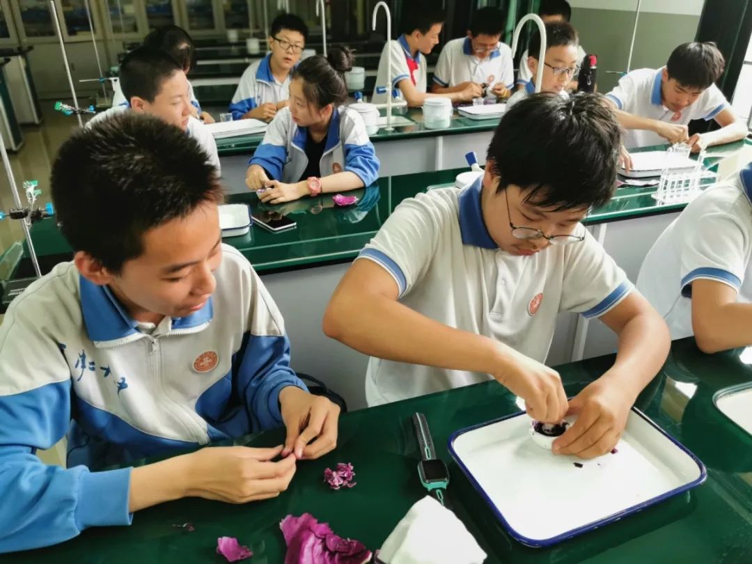 的不便,提高课堂效率,我校物理,化学,生物三个学科引入模拟实验软件