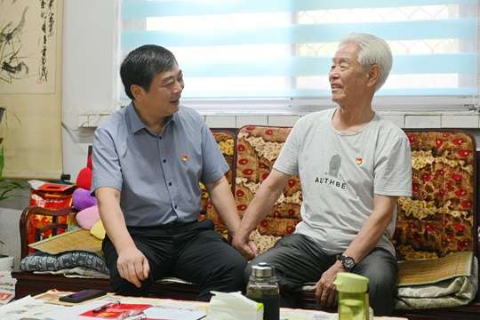 区委书记王迎波一行慰问基层党员区委副书记,区长安保亮一行慰问基层