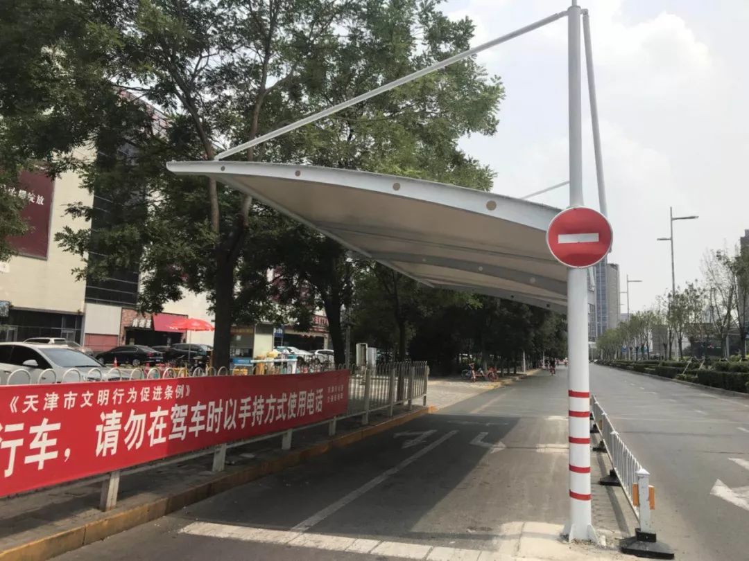 ▼悄然出现在天津街头一种新型遮阳棚近日过个马路"出门5分钟 流汗两