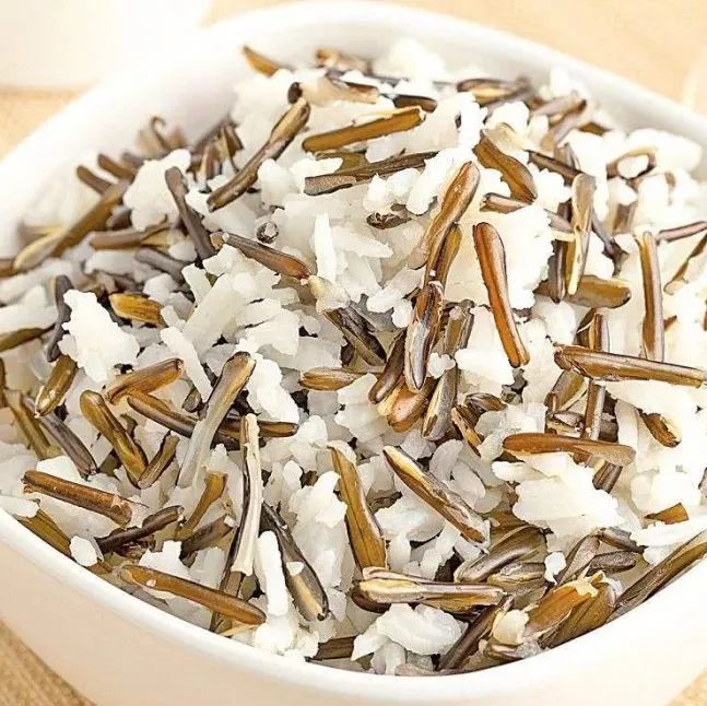 雕胡饭,即菰米饭,"菰"俗称茭白,生活在水中,秋天结实,叫菰米,可以做饭