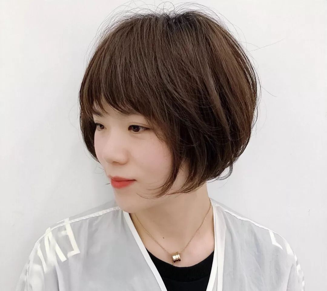 75bob发型可以适用各种脸型的妹子,但是脸长的妹子可以加个轻薄刘海