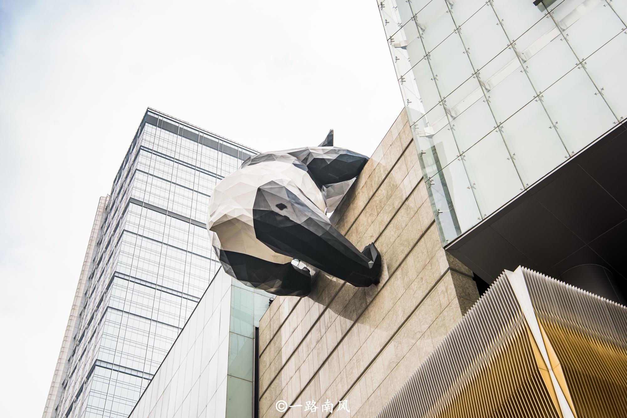 成都网红街道,因巨型熊猫爬楼而爆红,真是"萌翻了"!_春熙路