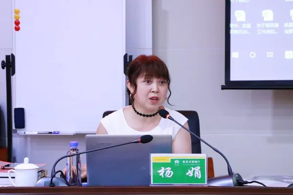 杨娟老师通过精心准备的ppt课件为在座学生和家长授课,主要讲了高考