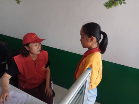 城区二小开展关爱进城务工随迁子女学雷锋志愿服务活动