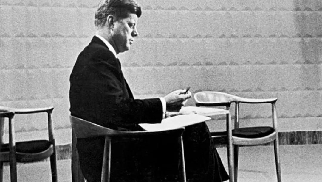 肯尼迪坐在汉斯·韦格纳设计的"圆椅"上