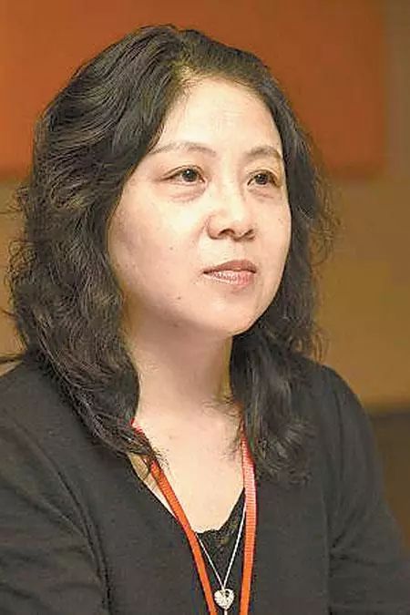 其创作的"人生三部曲"(《烦恼人生》《不谈爱情》《太阳出世》)被誉为