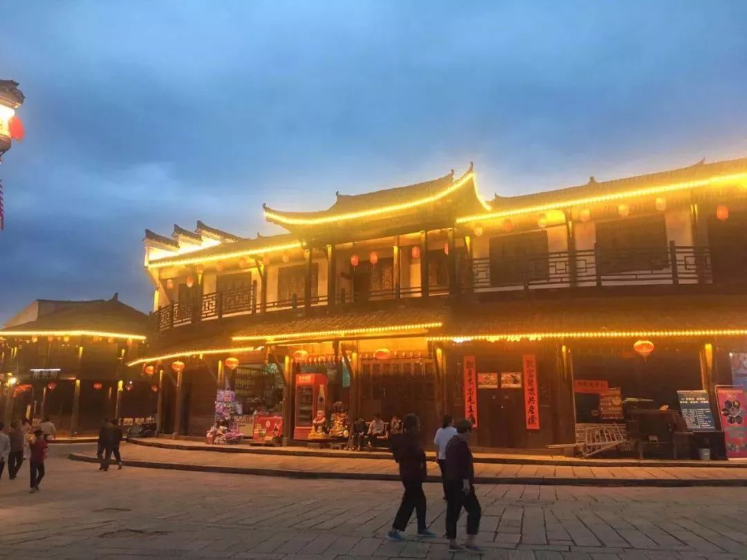 一路匆匆的行走是老街的注脚,无论展开的还是隐匿的;都需要静静面对和