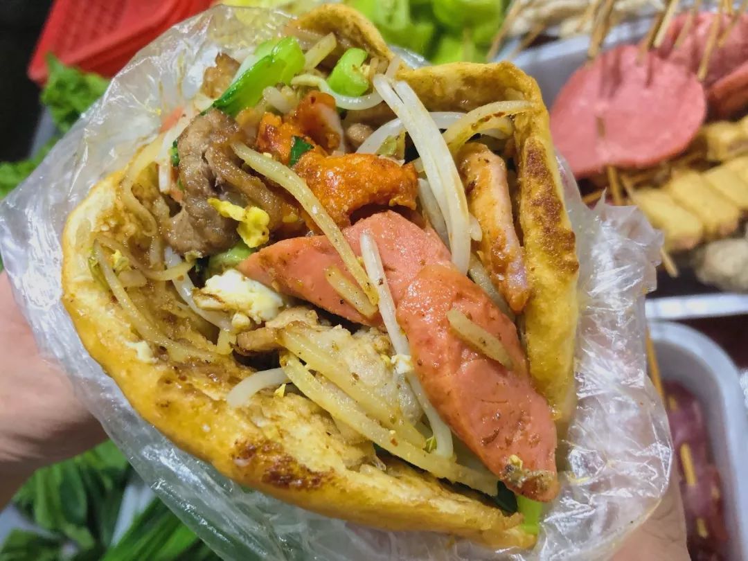 烧饼夹炸串一种再普通不过的街头小吃隔着老远就能被飘出的油香勾得直