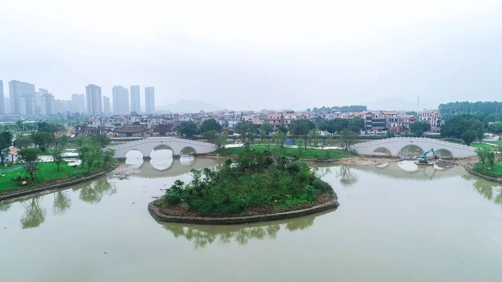 草皮铺设已完成,园区的道路,凉亭,拱桥,木栈道等配套设施均已完工