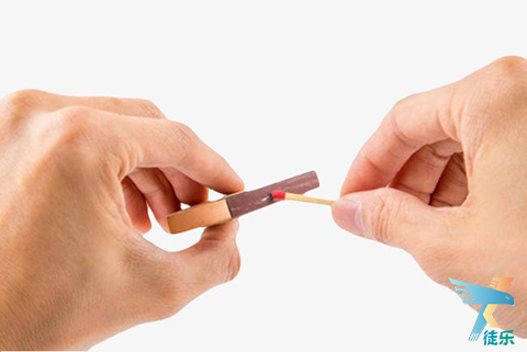 防止它们相互摩擦,以外自燃,另外也可防止火柴自身变潮