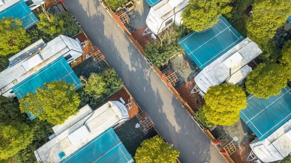 盛夏又一處爆款茅山寶盛園度假區進口房車茶田帳篷球形帳篷等你來住