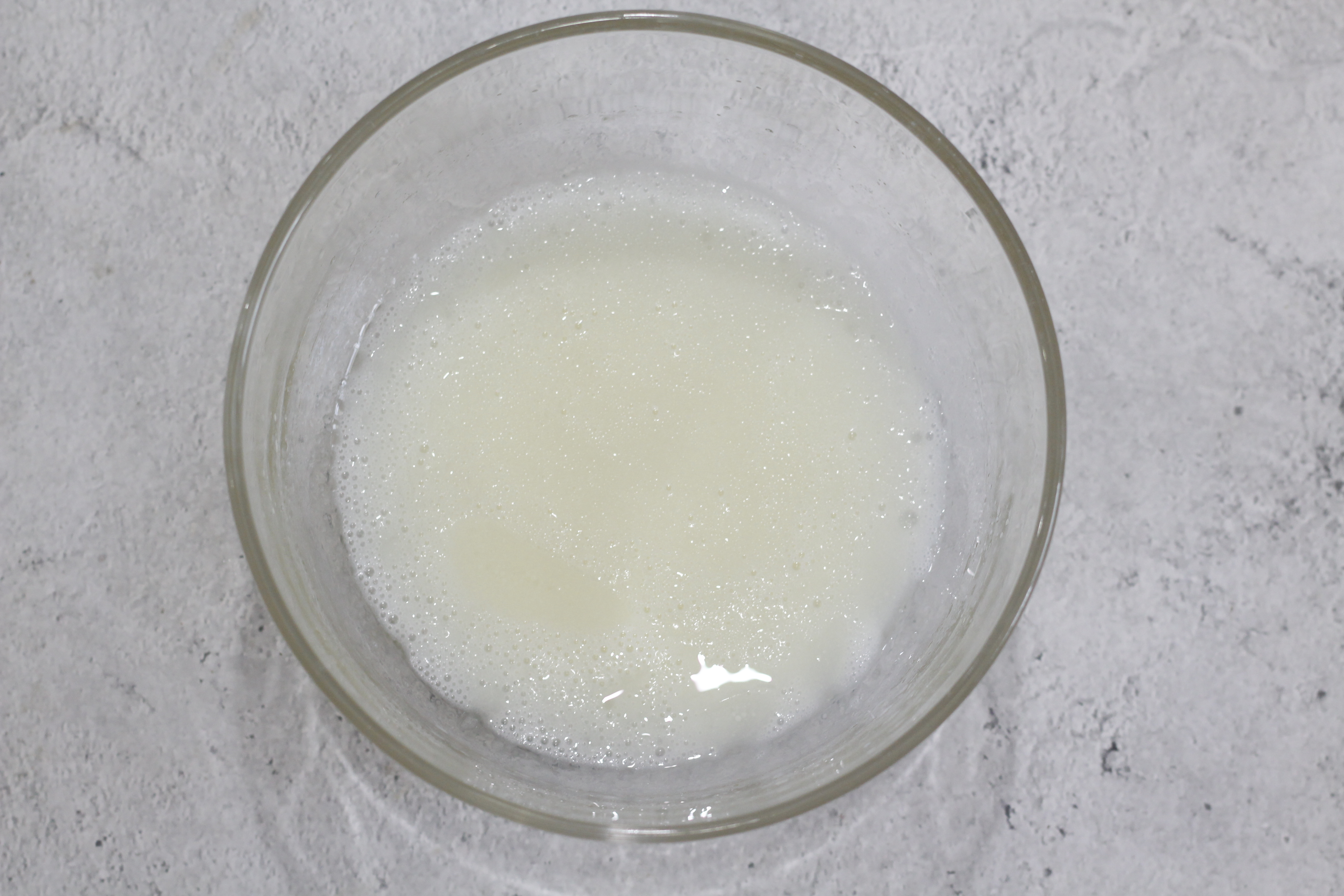蛋黄牛奶加面粉面膜图片