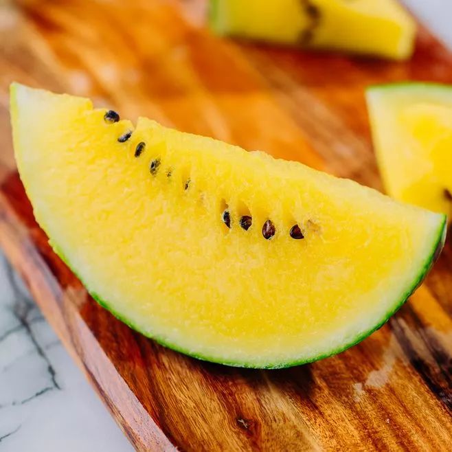 着清香的阳光心瓜肉浅绿条纹,果皮薄,肉色晶黄特小凤西瓜原产地是台湾