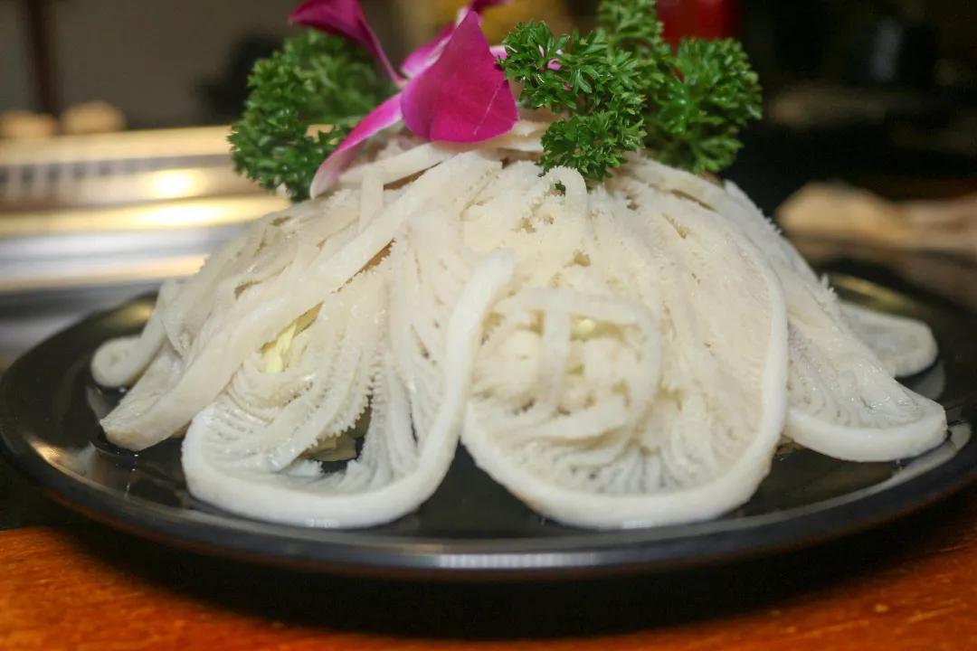 极品千层肚这种厚度的肉熟的很快,在锅里转上几圈就可以吃了.