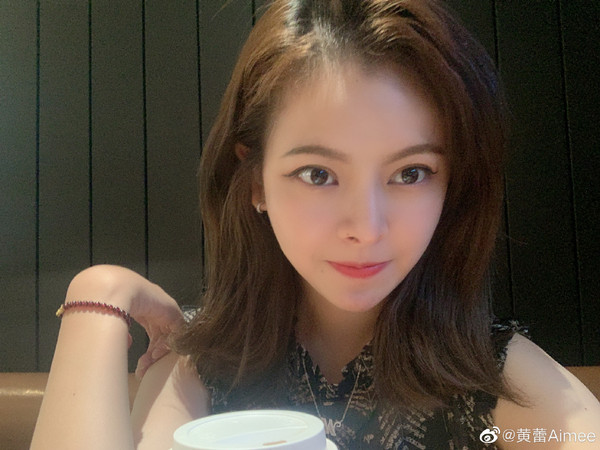 《长江七号》中饰演富二代"陈俊生"的黄蕾其实是名女生,她长大后虽然