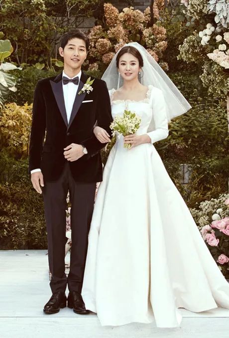 当初,双宋结婚仿佛一个童话故事走进了现实,如今离婚又仿佛梦幻破灭